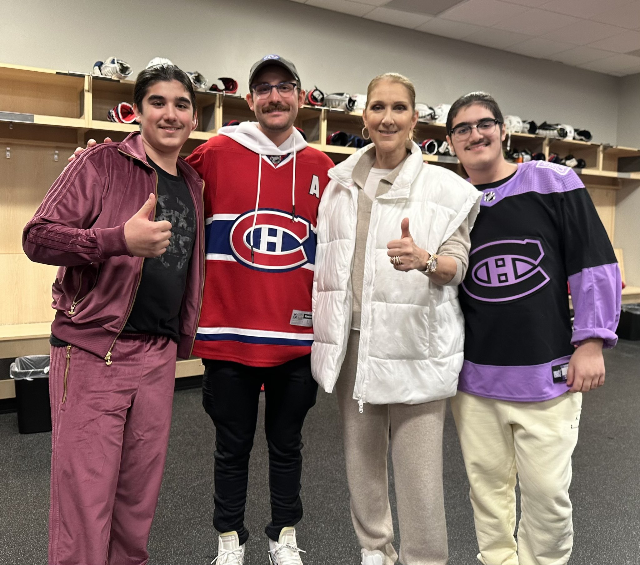 她還在社交媒體上曬出了與曲棍賽球員的合照，從合照中也可看出Celine精神與狀態都良好。