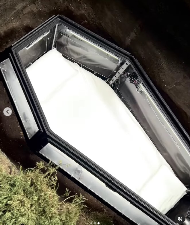 在一個透明的棺材裡「活埋」7日，事先儲備食物與水，並在裡面設置多個攝影機與無線電。