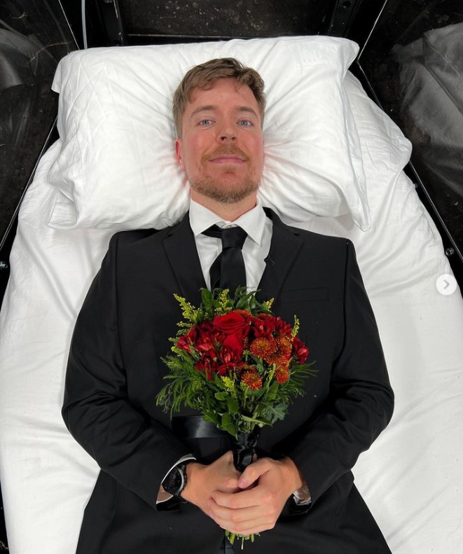 Jimmy先是身穿西裝手拿著一束玫瑰花躺如棺材內，等待著他的夥伴用挖土機把九噸重的泥土覆蓋在棺材上。