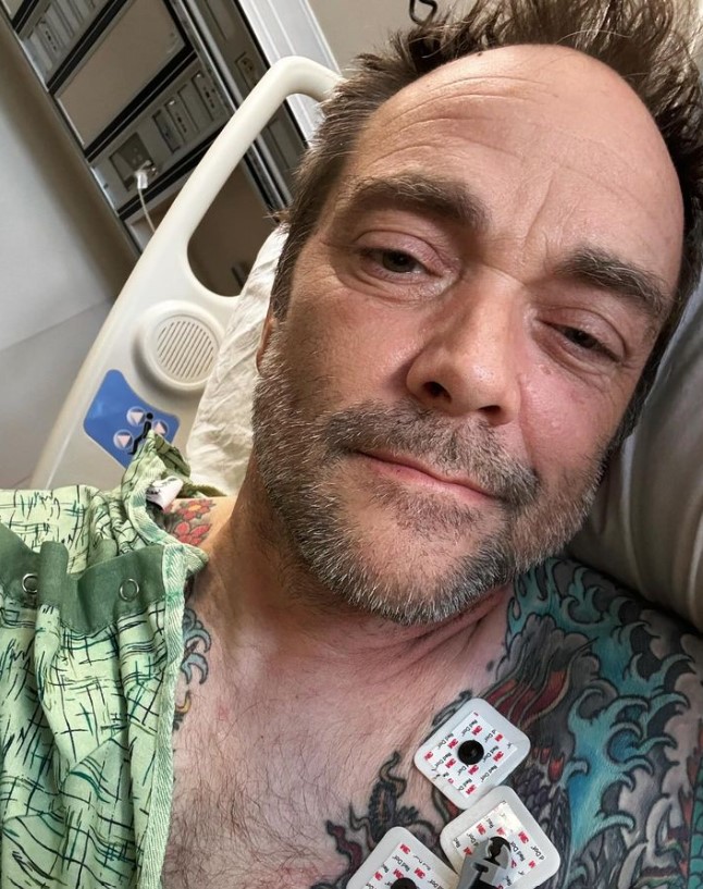 59歲英國男星Mark Sheppard於本月3日在Instagram上分享自己早前在家中經歷心臟病發而險死的經歷,並曬出一張躺在病床上的照片。