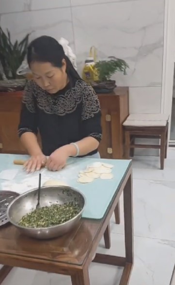 妻子生前曾親手包了餃子,一直存放於家中的冷凍庫中。