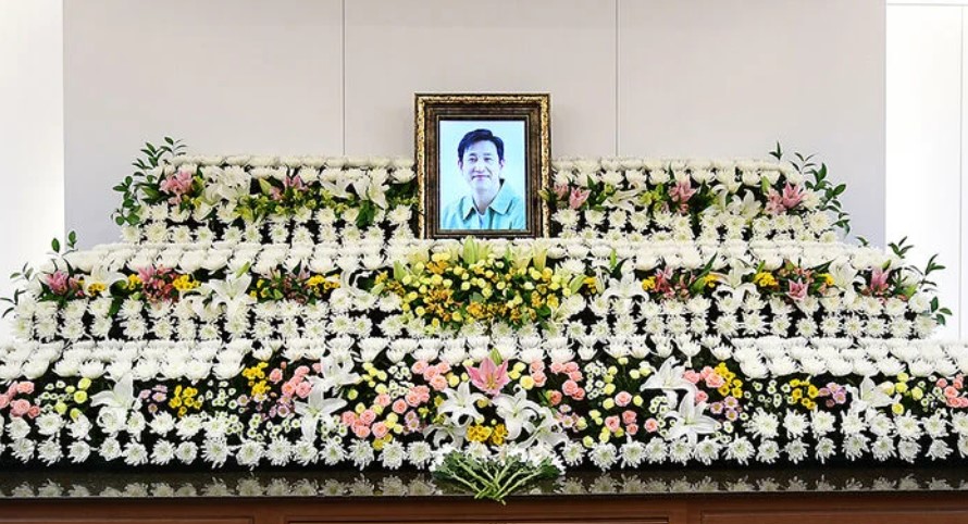 李善均的離世也收到了多位好友的送別，以及多位演藝圈前後輩藝人前往靈堂哀悼。