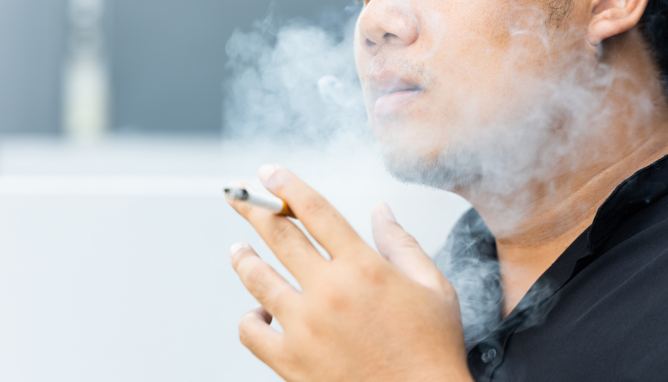 男性可能會更容易地受到吸煙和酗酒的社會壓力,這可能會增加了他們罹患大腸癌的風險。