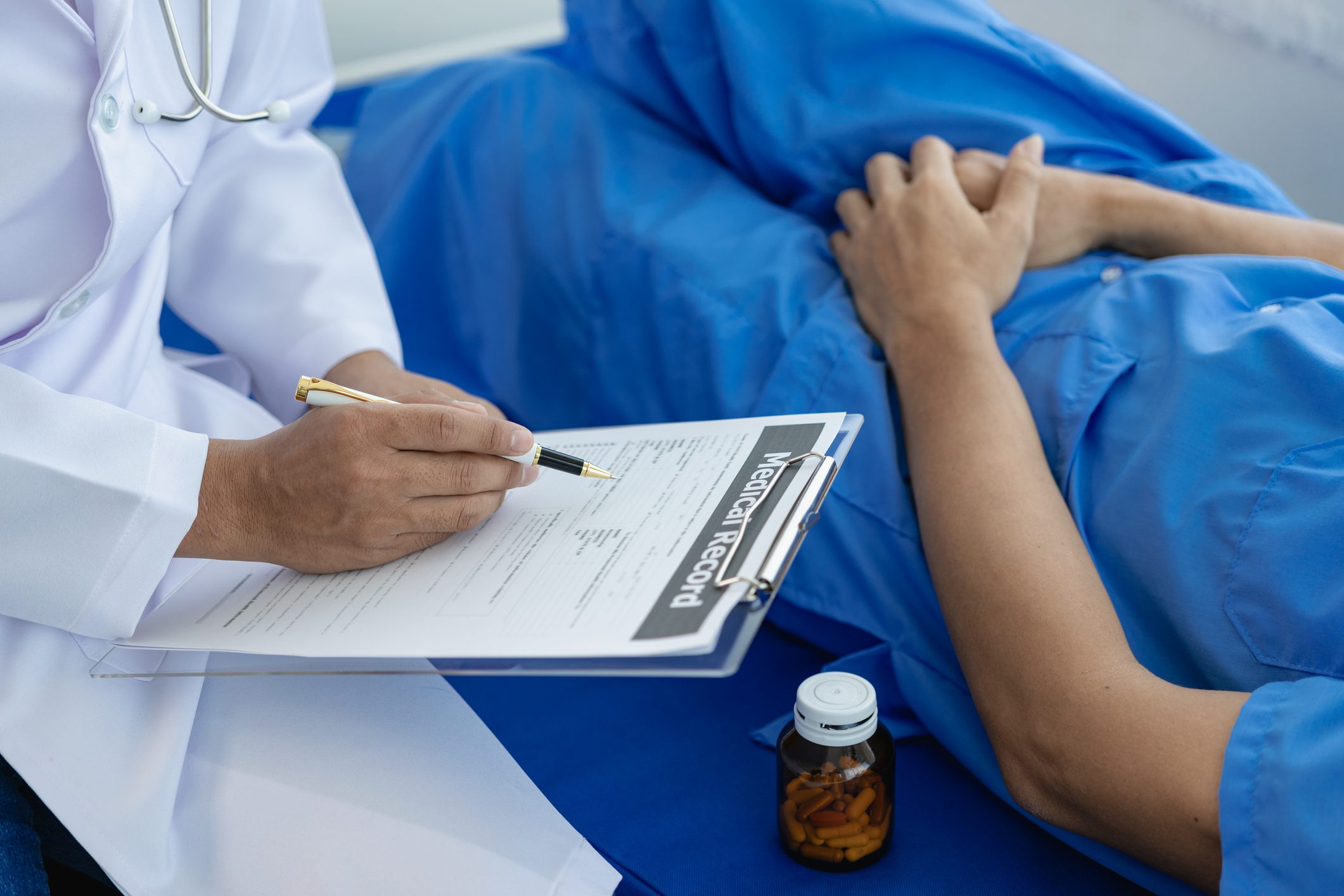 大腸癌患者在治療期間需要綜合的護理,這有助於提高治療效果、減輕副作用,同時也能維護患者的身心健康。