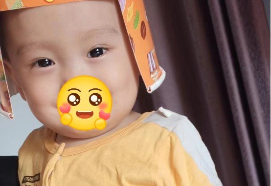 每當看見母親為他感到擔憂而哭泣時,總會拍背安慰母親「媽媽不哭了,媽媽不難受了」。