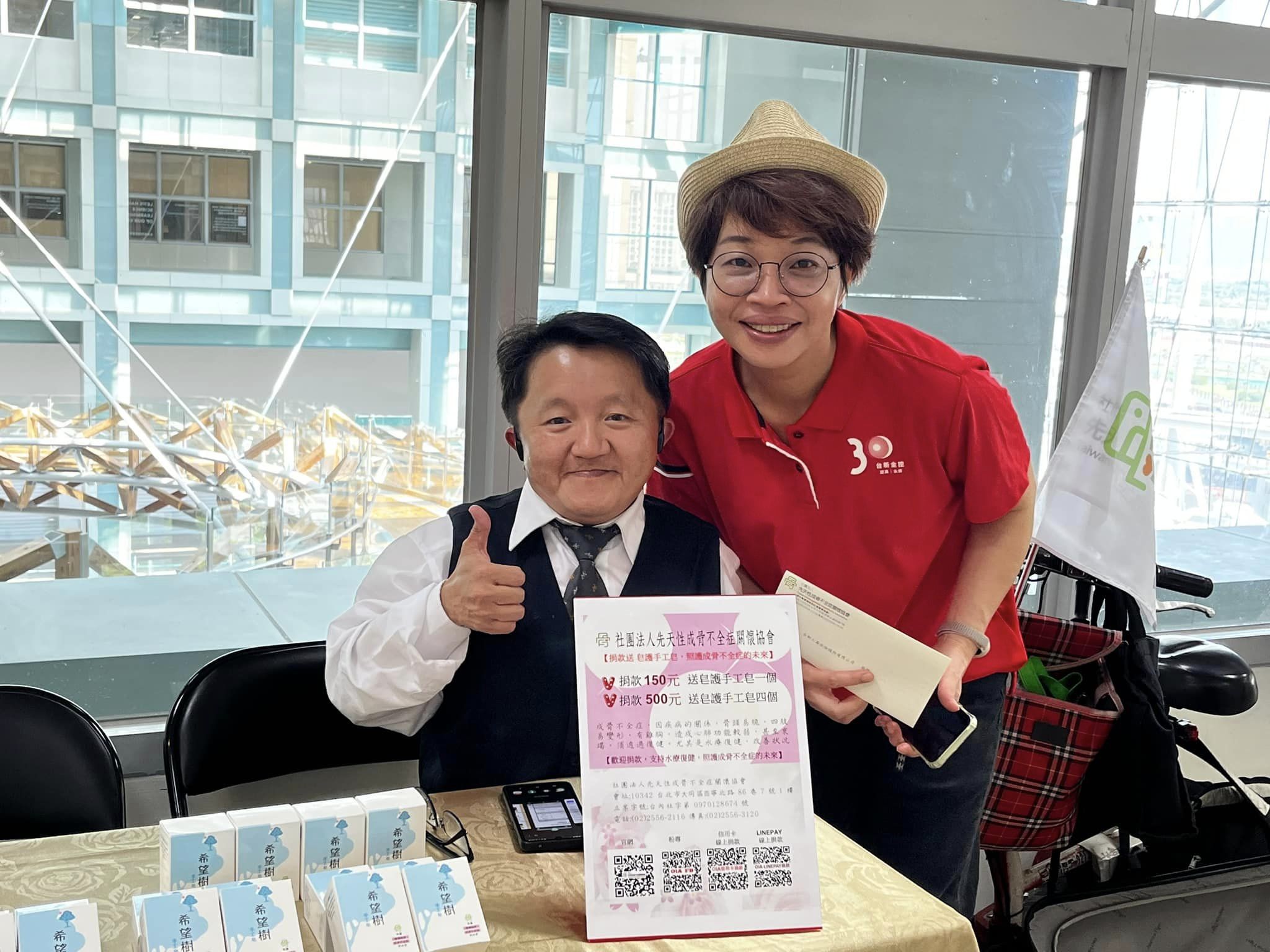 由於患有先天性成骨不全症，導致他的身高止步於123厘米。