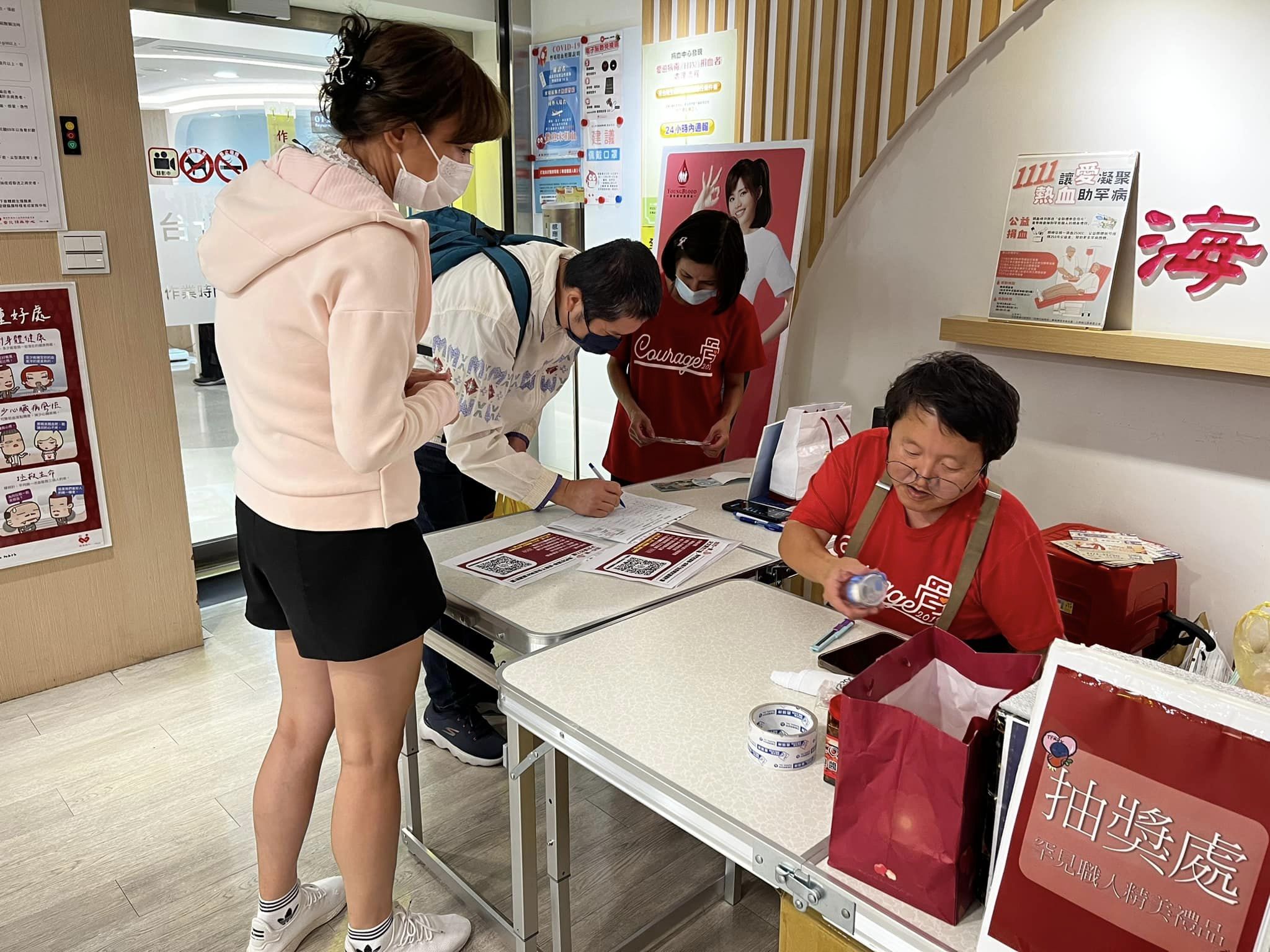 曾想過輕生，但最終下定決心，故選擇堅強面對困境，以此來改變自己的命運。