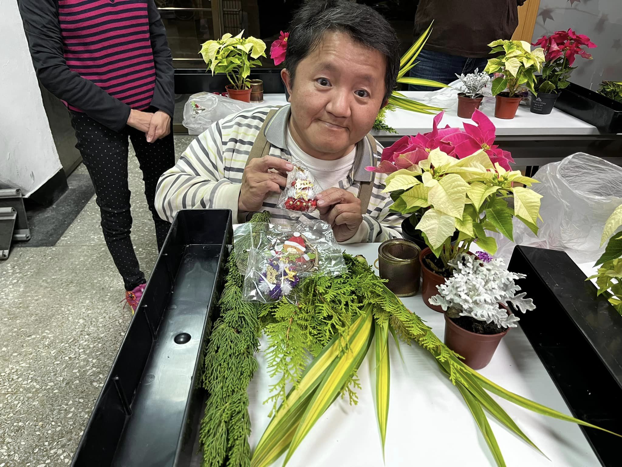 身型因素讓他無法繼續從事獸醫行業，而是考了的士司機執照，開設台灣首部無障礙的士。