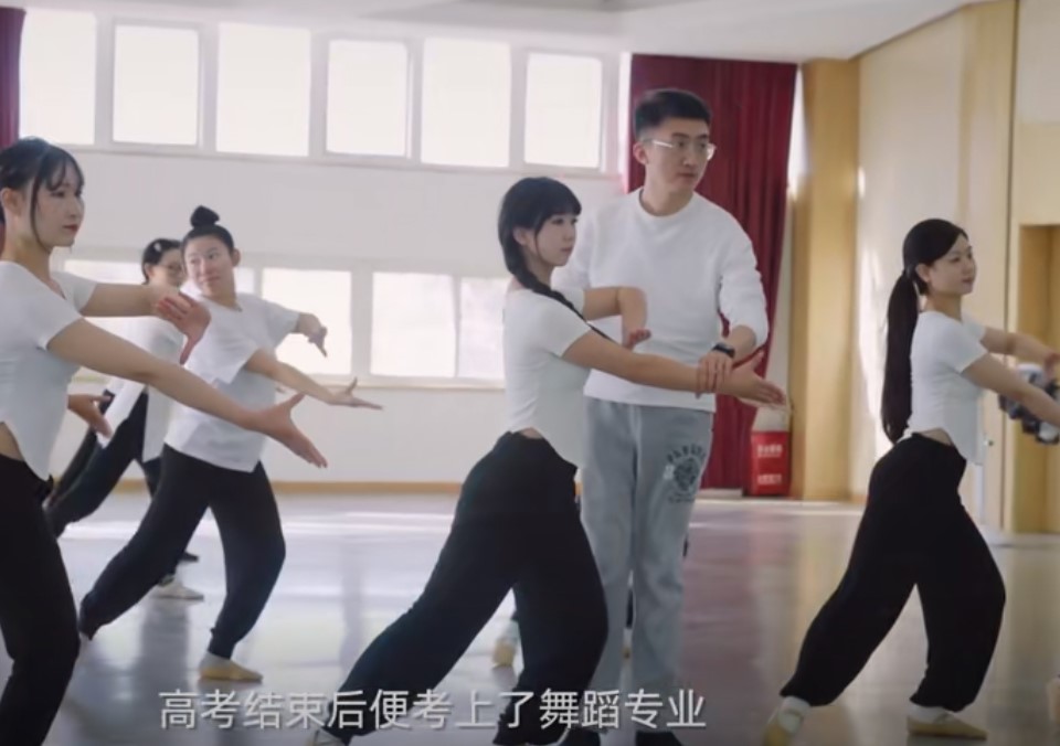 由於無法聽見音樂的關係,讓她在舞蹈的路上需要付出比別人多一倍的努力,只能靠著心中拍打節奏。