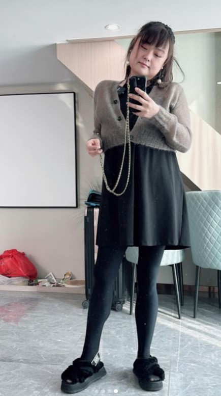 細細粒在Instagram上分享自己終於穿上黑色挂脖裙子，在全身照中可見她又再瘦了一個碼數。