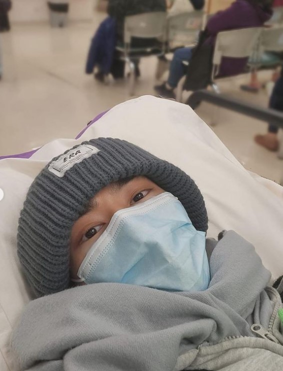 Koba亦提到，由於腫瘤壓住神經，導致Koba的行動受到影響，而且偶爾還會出現劇痛。