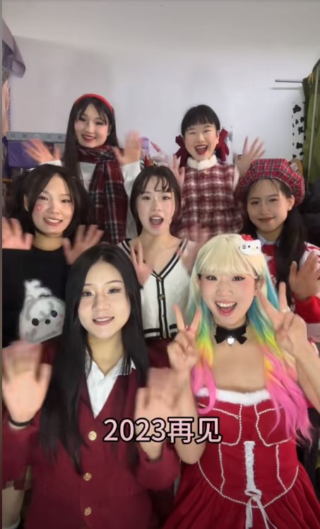 在校園宿舍中,除甜甜以外,其餘都是患有聽覺障礙的室友,向網民展示了聽障人群的日常生活。