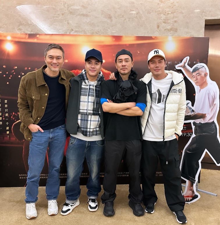 52歲的張智霖留了黑白相間的鬍鬚與頭髮，似乎看下去有了歲月流逝的痕跡。