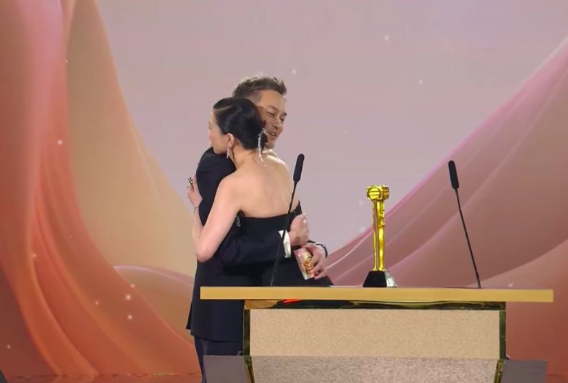 張智霖作為神秘頒獎嘉賓出現，與佘詩曼再度重逢，續緣《十月初五的月光》的初哥哥與君好。