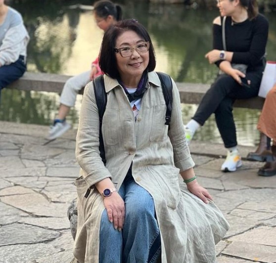 事業上升期時,期間因患有子宮頸癌而暫時停工休養。