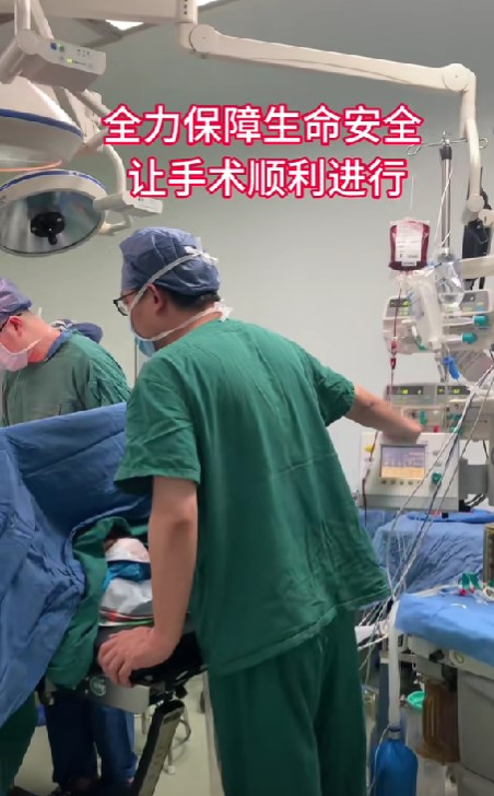 朱翔醫生曾在去年3月發布的影片中,配文「國內麻醉醫生短缺人數是在職員工的幾倍!猝死率是所有臨床科室裡最高的」。