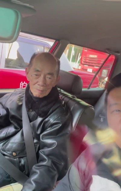 內地男召的士後卻遇90歲的老司機，且駕駛的士已有5年。