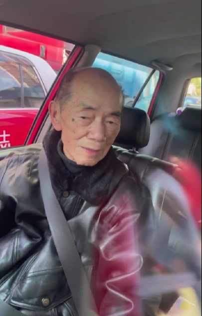 擔心司機會睡着，於是不斷地找話題與司機對話。