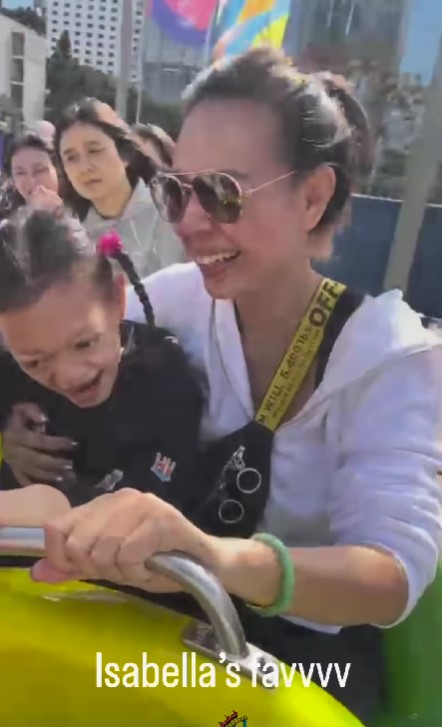 鍾麗淇在IG上分享，帶著兩位女兒去到嘉年華遊玩。