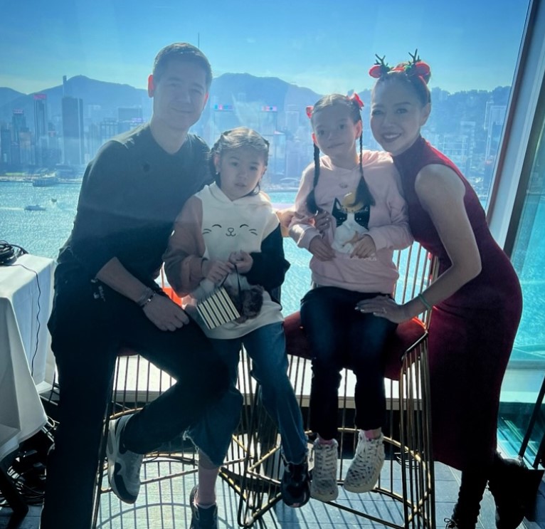 大女兒Isabella在出世6個月後，突然出現突發性抽筋，被診斷患有罕見的基因病「四號染色體缺損綜合症」。