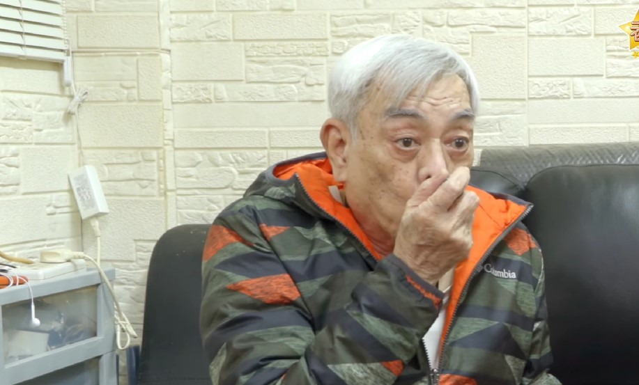 顏國樑稱現在隨身帶著工具跟身，即時吱吱（噴劑），更是在現場展現藥物。