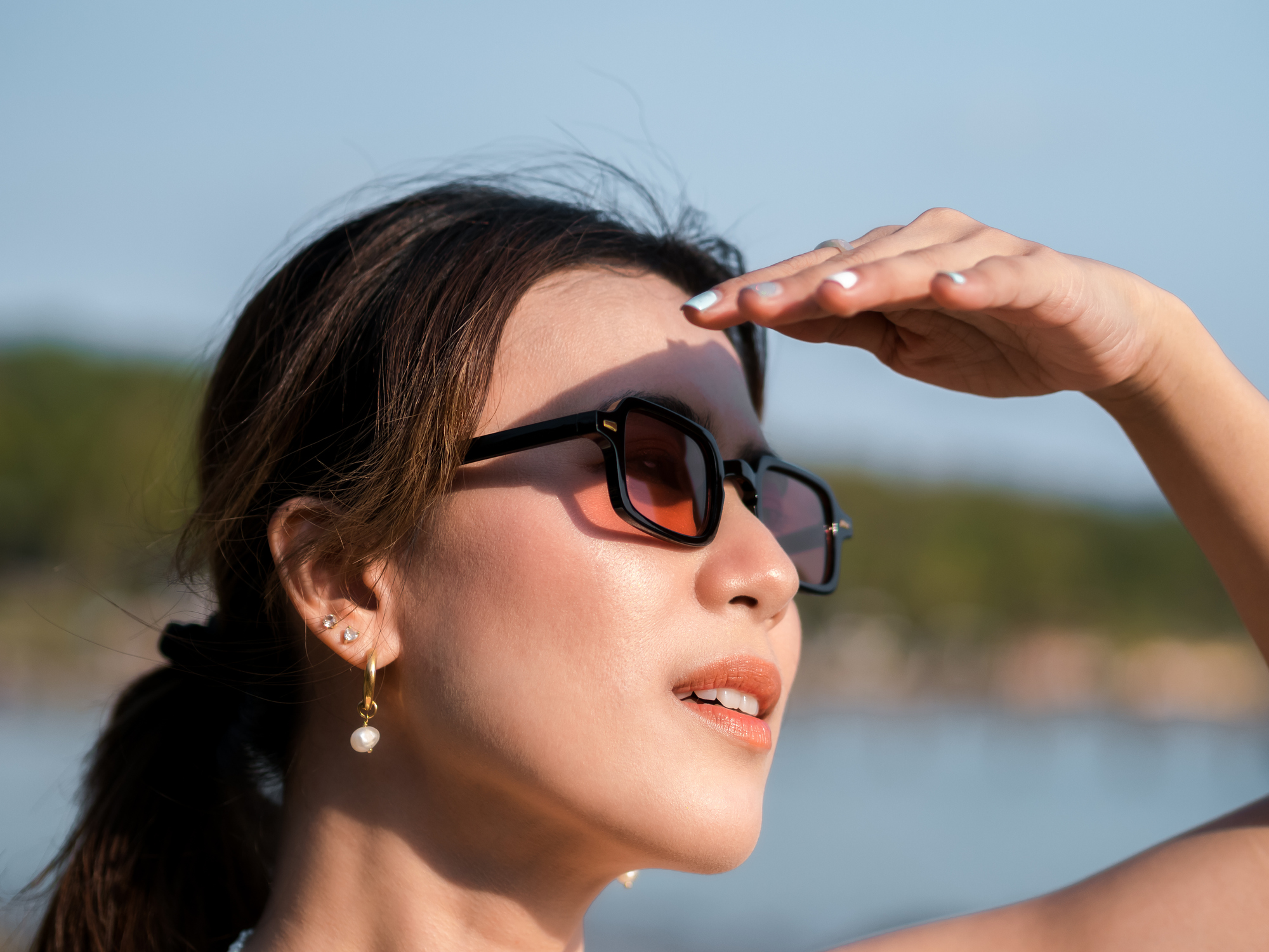 挑選太陽眼鏡時,應多留意是否配有附有UV400或100%UV Protection 的標籤,才能有效阻擋太陽光線對眼睛的傷害。