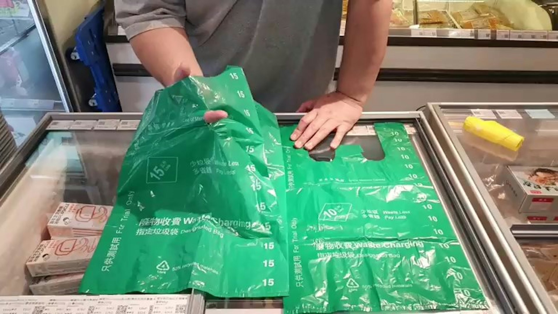 有市民曾實測垃圾徵費專用膠袋容易破爛。