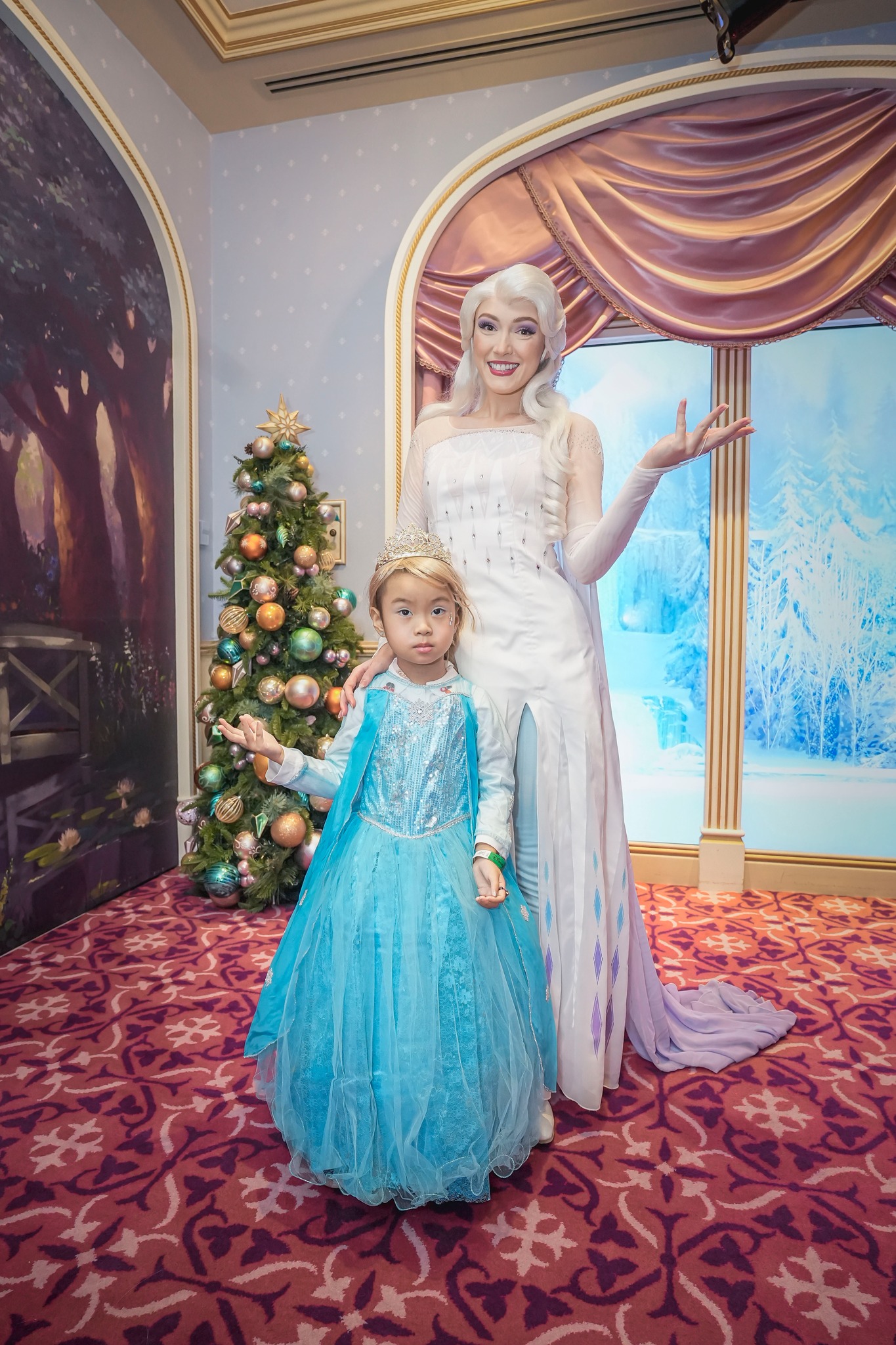 心玥經過悉心打扮後穿上Elsa公主裙,與真正的Queen Elsa近距離見面與合照。