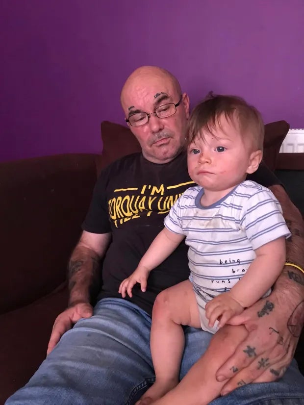 2歲男童Bronson的60歲父親Kenneth Battersby相依為命,而Kenneth是一名心臟病患者。