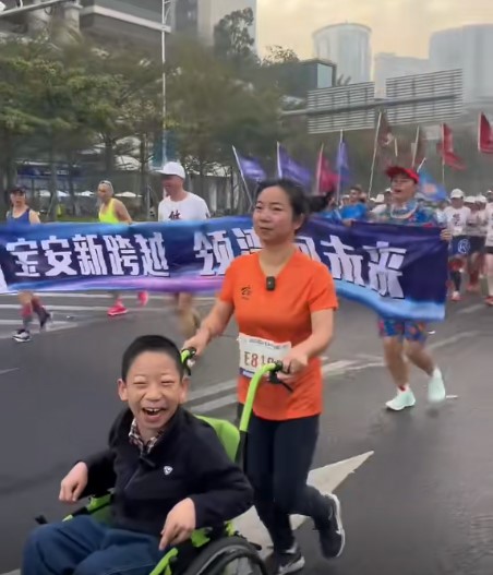 媽媽也透露,多多一共花了9年時間才走起來,但她仍相信多多在未來肯定可以以自己的名義跑起來。