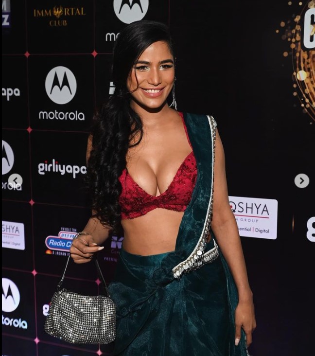 32歲印度女星Poonam Pandey在2010年以模特兒出道,後來在2011年的板球世界盃中許下脫衣諾言而一夜成名。