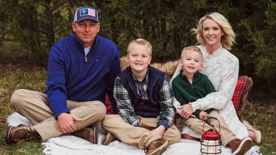 41歲Lucinda Mullins有一個美好的家庭,在婚後與丈夫育有兩名分別為12歲與7歲的兒子。