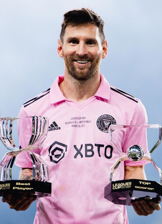 美斯受邀參加友誼賽卻在賽事上缺陣,引起球迷不滿引起爭議。