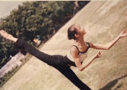 葛敏從小就熱愛舞蹈,在畢業後如願就進入了上海市歌舞團,成為了別人心中羡慕的模樣。直到2016年,葛敏被確診了漸凍人症,夢想破碎。