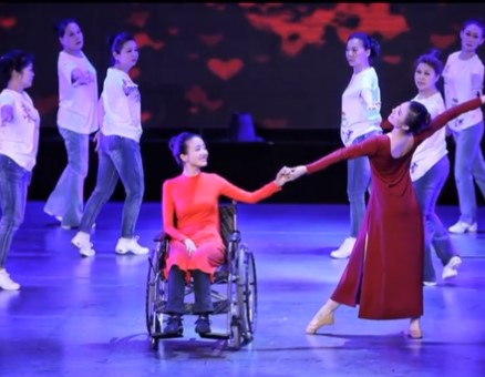 即使葛敏坐上了輪椅,也戴上了呼吸機,但她也從未想過放棄。