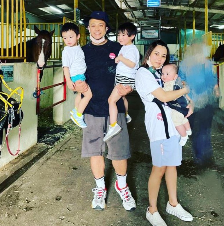 2019年宣布與自己28歲的女粉絲區燕雯（雯雯）奉子成婚，在婚後更是四年抱四。