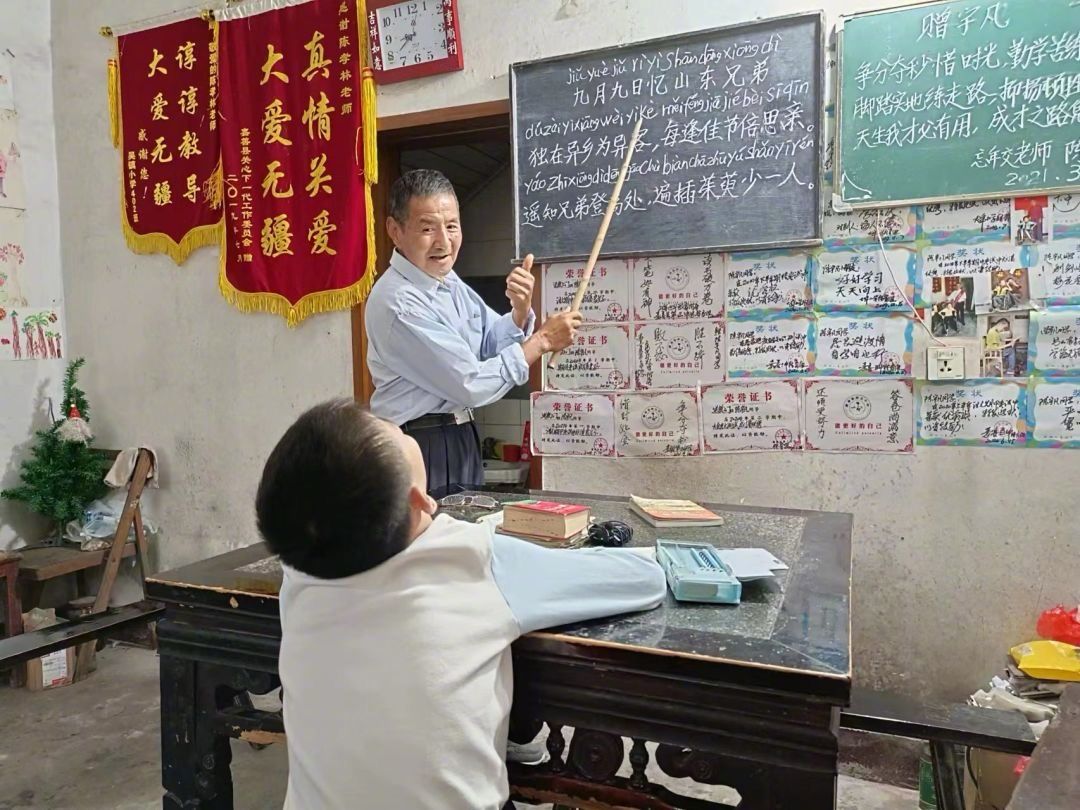 陳孝琳老師也曾告訴媒體,他表示宇凡已經成功脫去「文盲」的帽子,學習到的東西已經足以應付生活上的大小事。