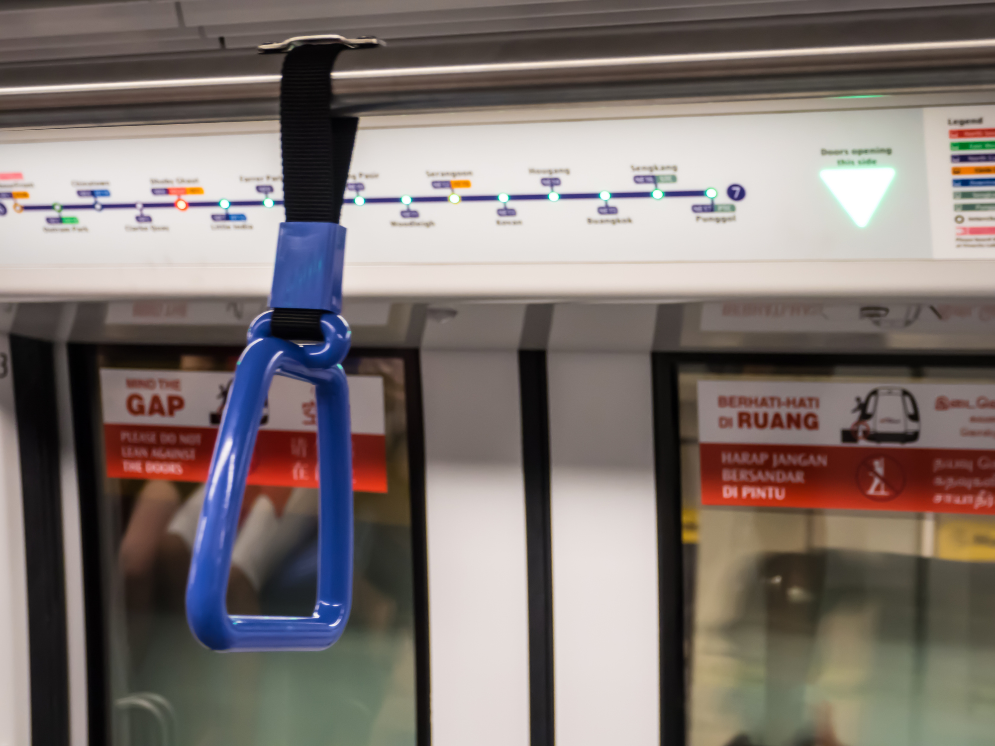 事主突然聽見前面的車廂大喊有人要暈倒,作為一名護士,事主立即上前查看。