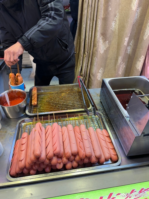 「澱粉腸」在網上遭揭露添加了被當作寵物飼料的「雞骨泥」成分,令「澱粉腸」瞬間引起質疑。
