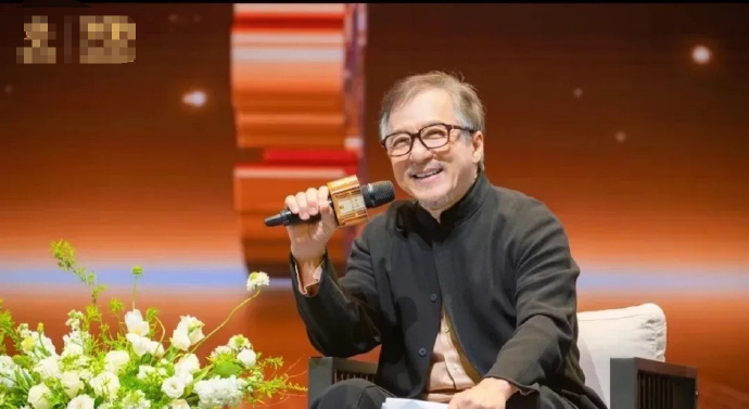 近日網上流傳一組成龍在內地出席活動時的照片，雖然精神氣色看起來還不錯，但看起來蒼老了不少。