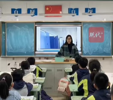小學老師凌海南因觀察到就讀於六年級的學生小謝在學校運動會時走錯去了一年級的教室,於是馬上引起注意。