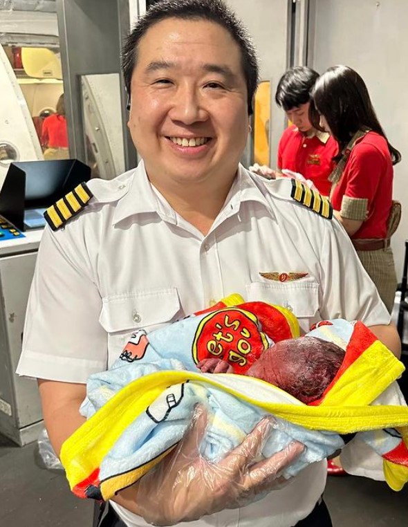機長感恩指:「他(BB)將能夠在餘生告訴所有人,他是在空中出生的。我感到非常自豪,因為我可以幫助他(BB)來到這個世界上。」
