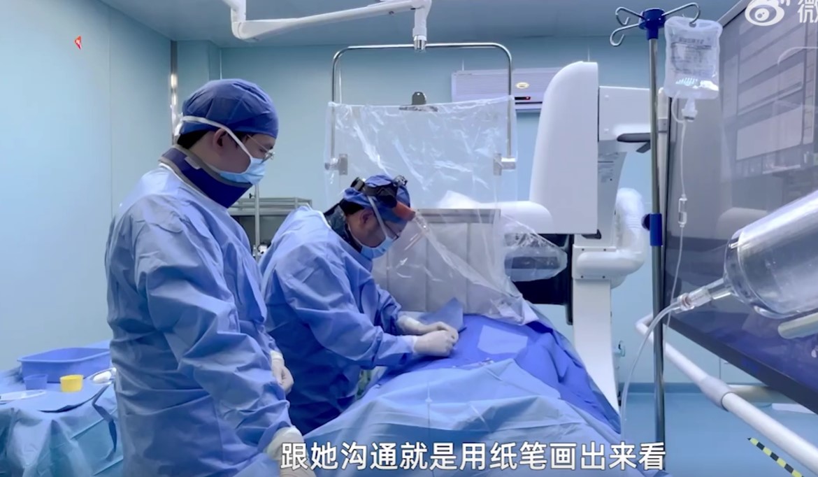 一名65歲的聾啞患者因肝硬化需要馬上進行手術,但礙於患者為聾啞人士,溝通上出現困難。