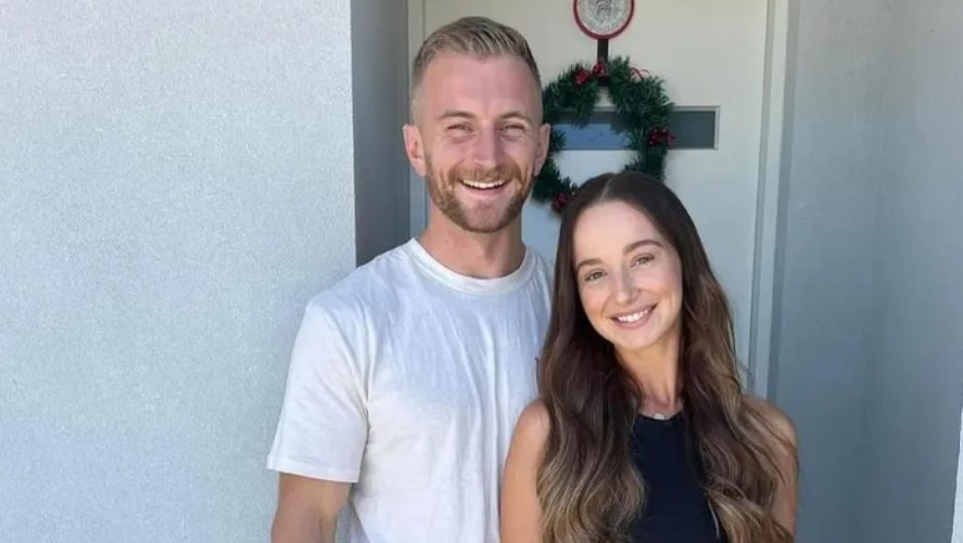 當Trimmer要向大家宣布訂婚消息、以及女友懷孕14周的喜訊時，卻不慎在現場失足滑倒，遭不明物體割破頸大動脈導致大量出血。