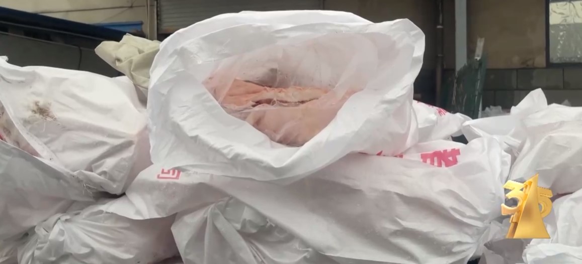 經過數間的梅菜扣肉預製菜企業的走訪,結果發現多數都是使用槽頭肉作為該道菜的原材料,而且還有嚴重的衞生問題。