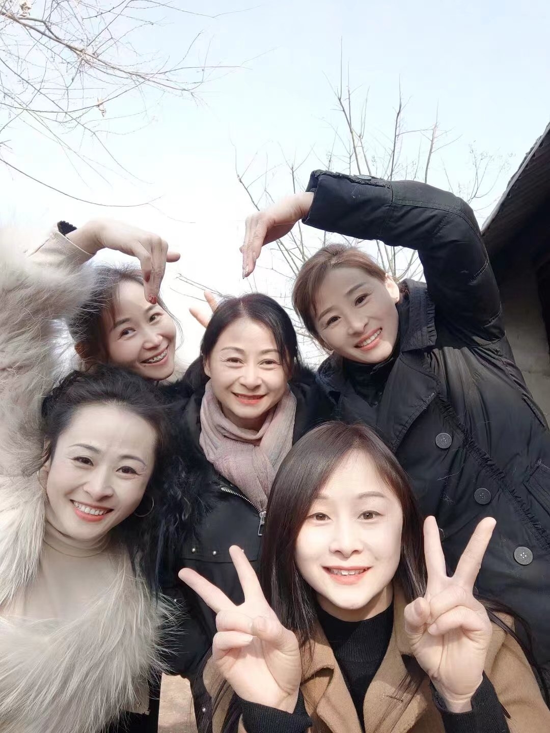 看見幼小的孩子面臨着生命危險與全身毀容，孩子的阿姨們決定幫他們一把。