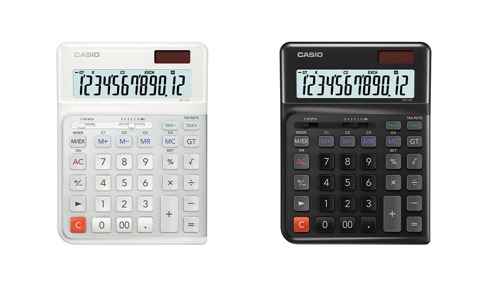 CASIO人體工學計算機共有兩個系列,包括 JE-12E纖巧桌上型 (上圖) 及 DE-12E桌上型 (下圖)。兩個系列均有白色及黑色兩款顏色選擇。