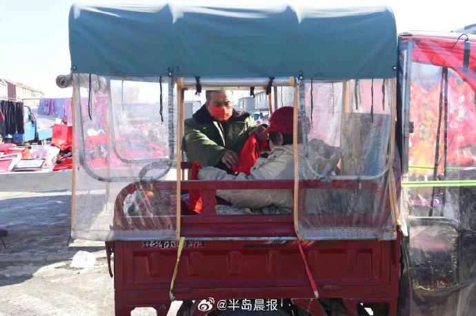 在該房車中，公公安裝了一扇篷布穹頂與透明擋風門簾，還放置舒適的被子，讓婆婆可以躺在上面，享受著屋外熱鬧景象與新鮮空氣。