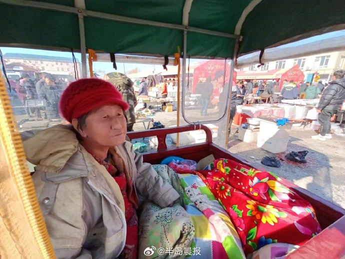 在2018年末，婆婆因患上腦梗死導致行動不便，右邊身體無法動彈，只能終日臥病在床。