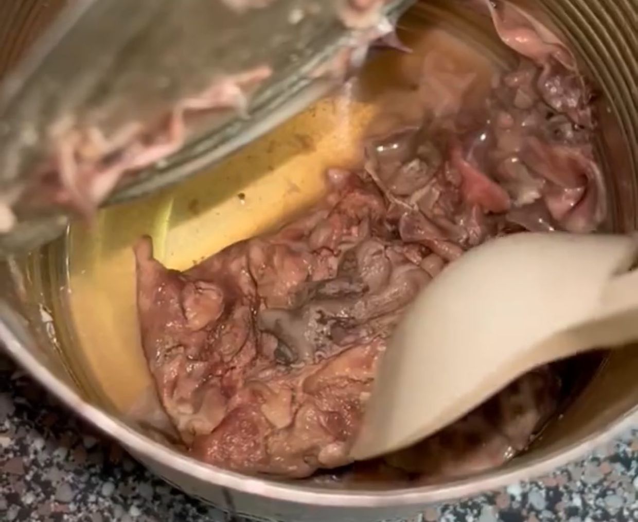 紛紛要求廠商出面解釋,並建議事主帶著涉事罐頭到衞生部採取進一步的行動。